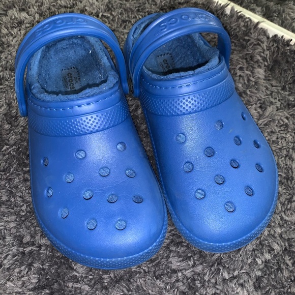 crocs blue fur
